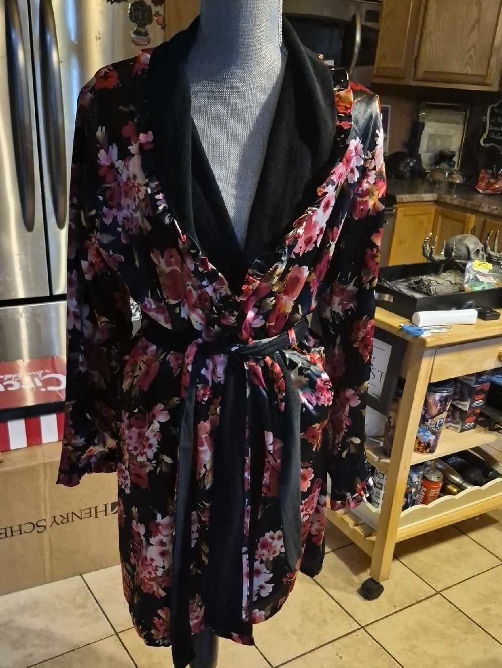 Oscar de la Renta Black Floral Satin Robe with Pink and Red Blossoms